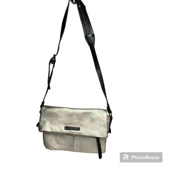 Kenneth Cole Reaction silver fold over purse adjustable strap - Picture 1 of 12